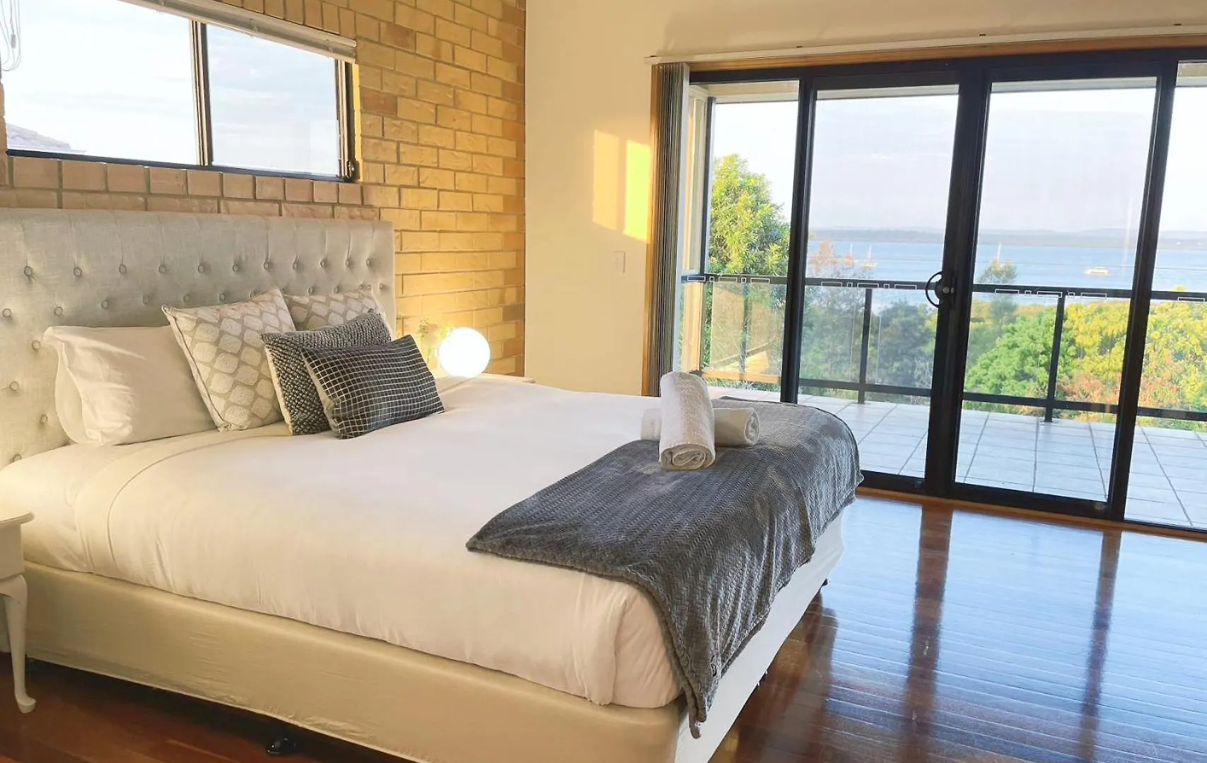Waterfront Entire Luxury House With Bay View And Pool Villa Redland Bay Holiday home